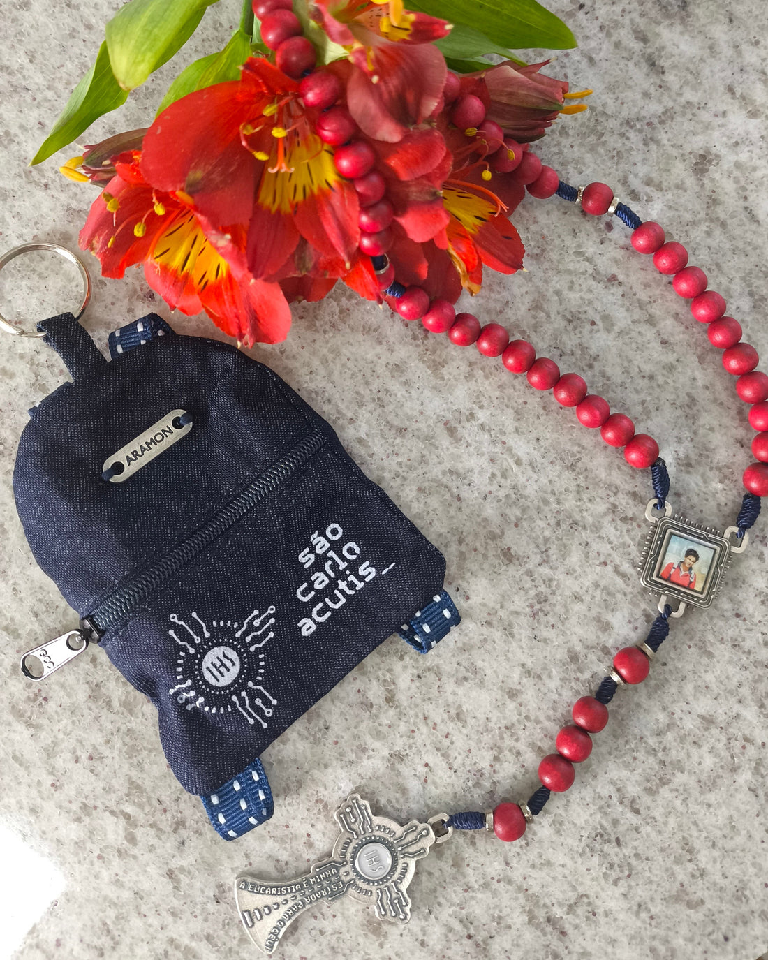 Terço São Carlo Acutis com Mochila em madeira 8mm Vermelho