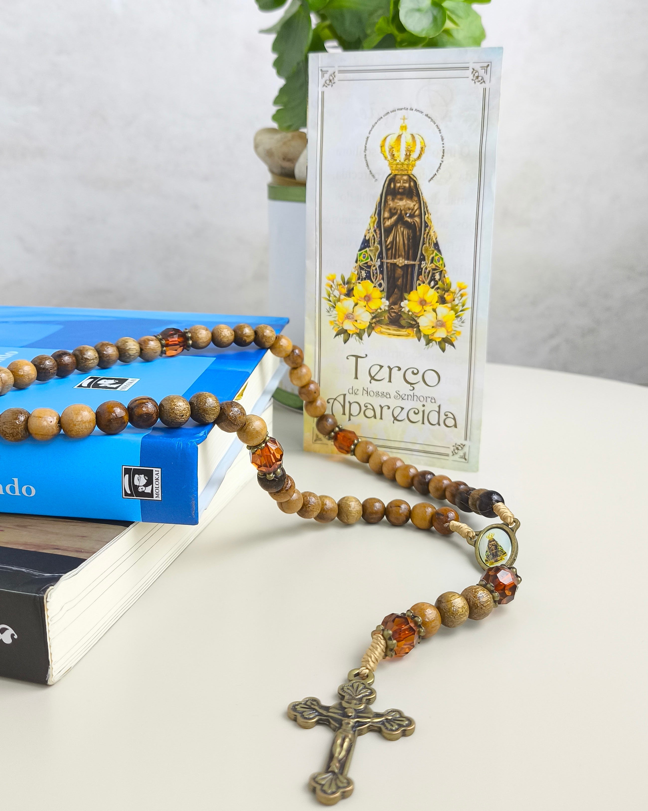 Terço de Nossa Senhora Aparecida em imbuia com Folheto
