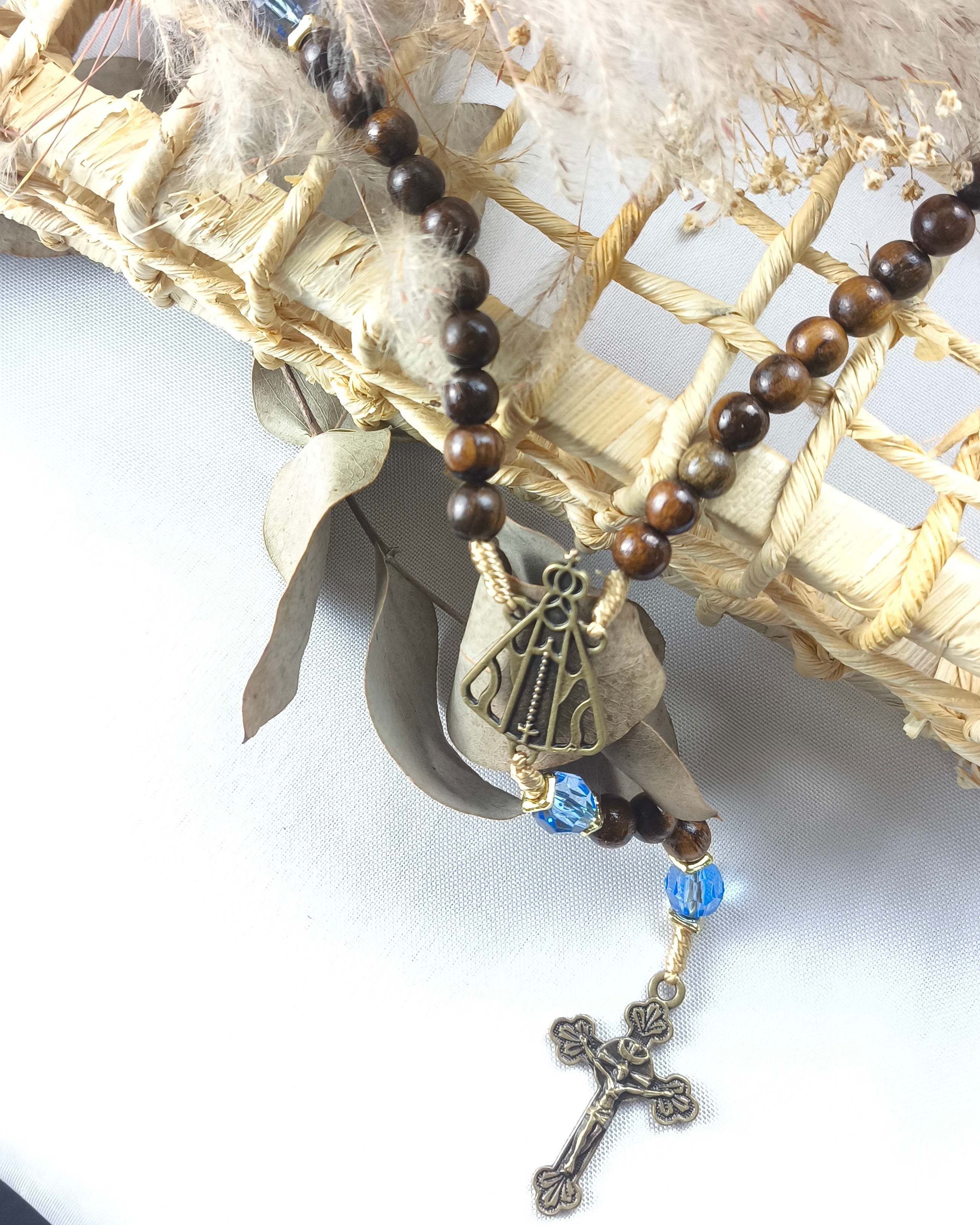 Terço de Nossa Senhora Aparecida imbuia com acrílico azul