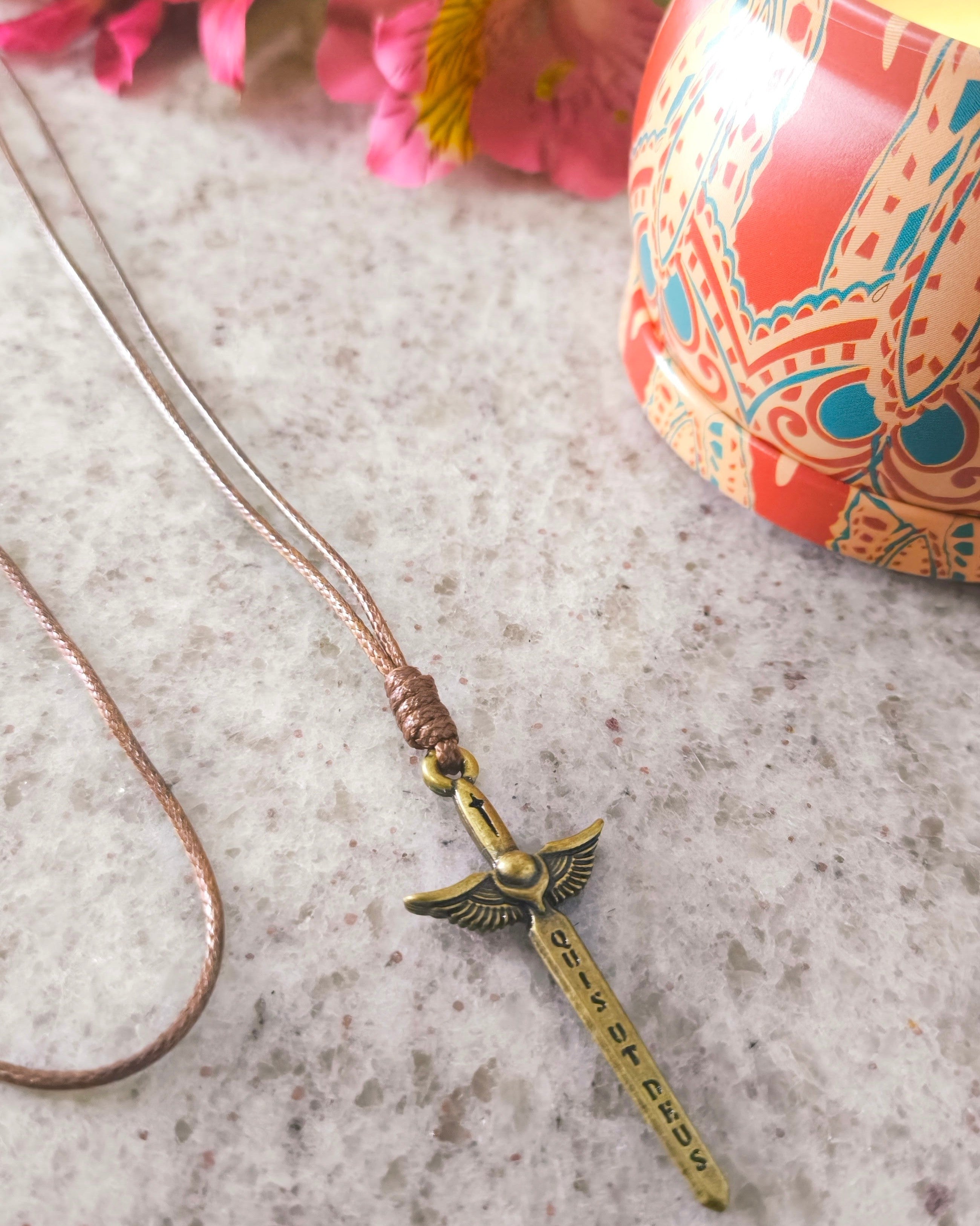 Colar Espada de São Miguel Arcanjo Metal em Ouro Velho