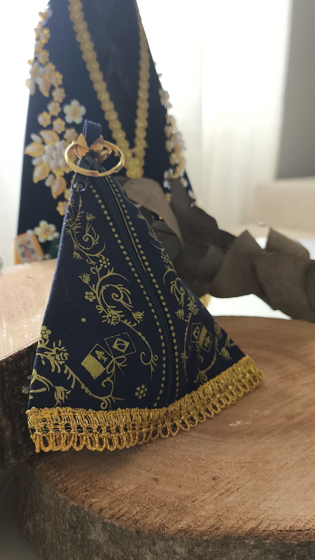 Terço Primeiros Milagres de Nossa Senhora Aparecida com Manto porta-terço e folheto