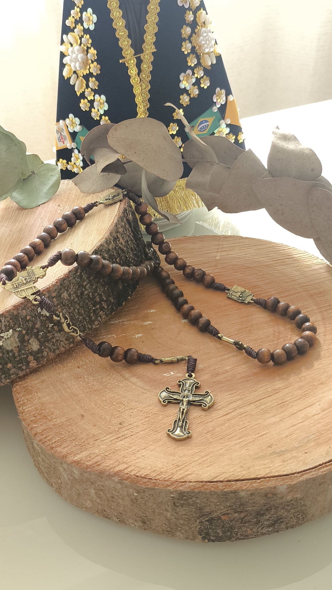Terço Primeiros Milagres de Nossa Senhora Aparecida com Manto porta-terço e folheto