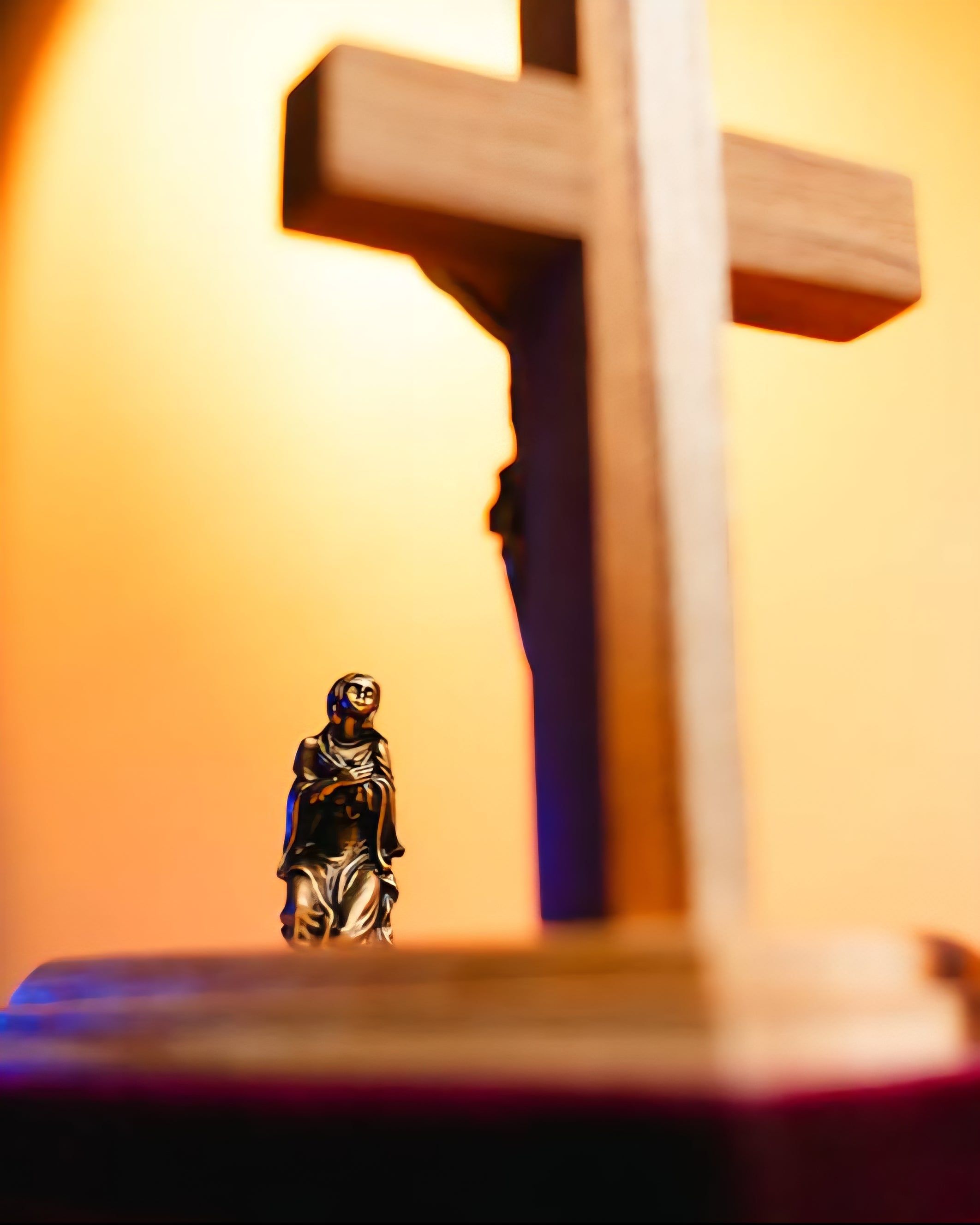 Adorno de Maria ao Pé da Cruz em madeira e metais em ouro velho
