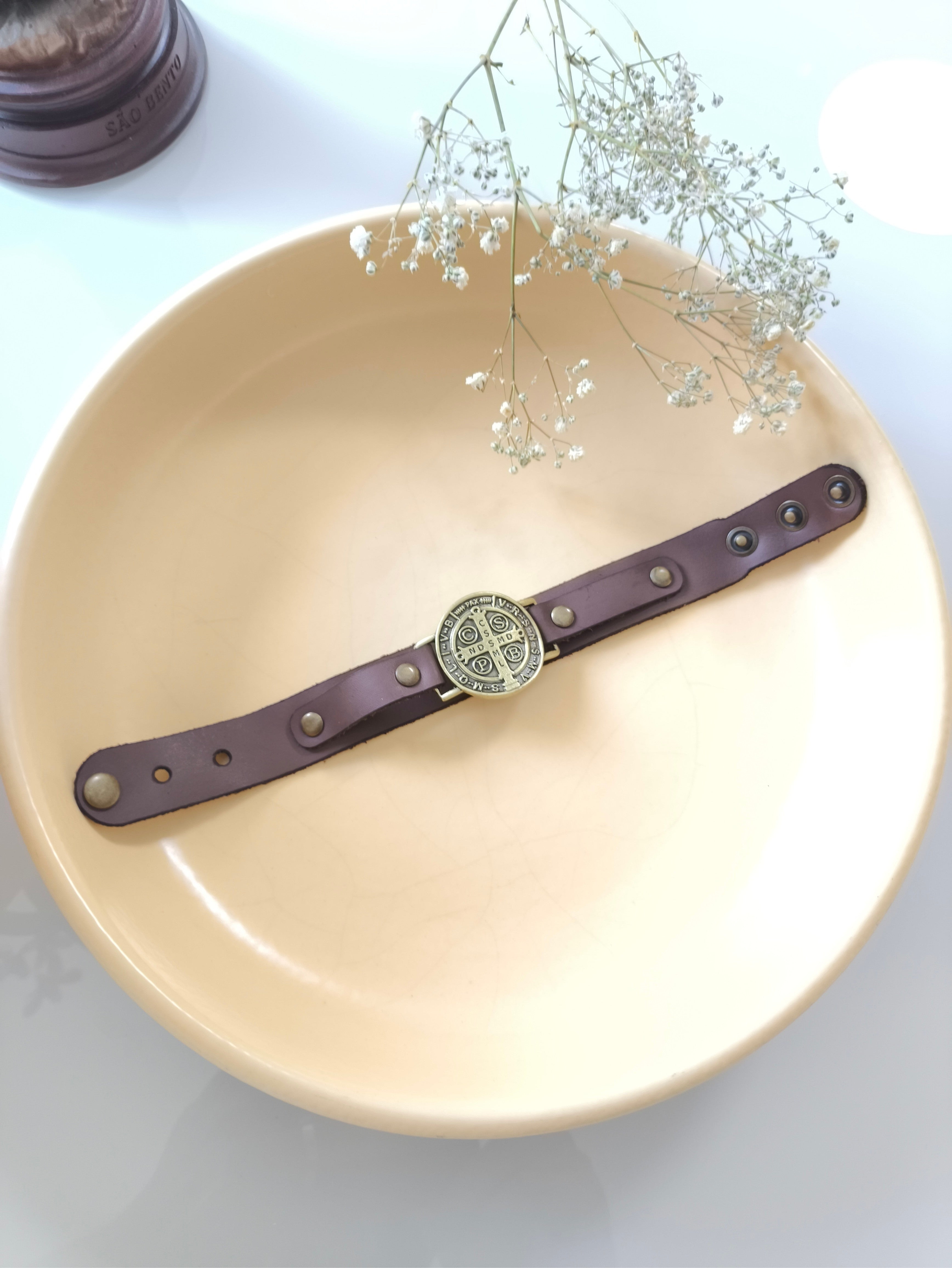 Pulseira em Couro Marrom de São Bento - Ouro Velho