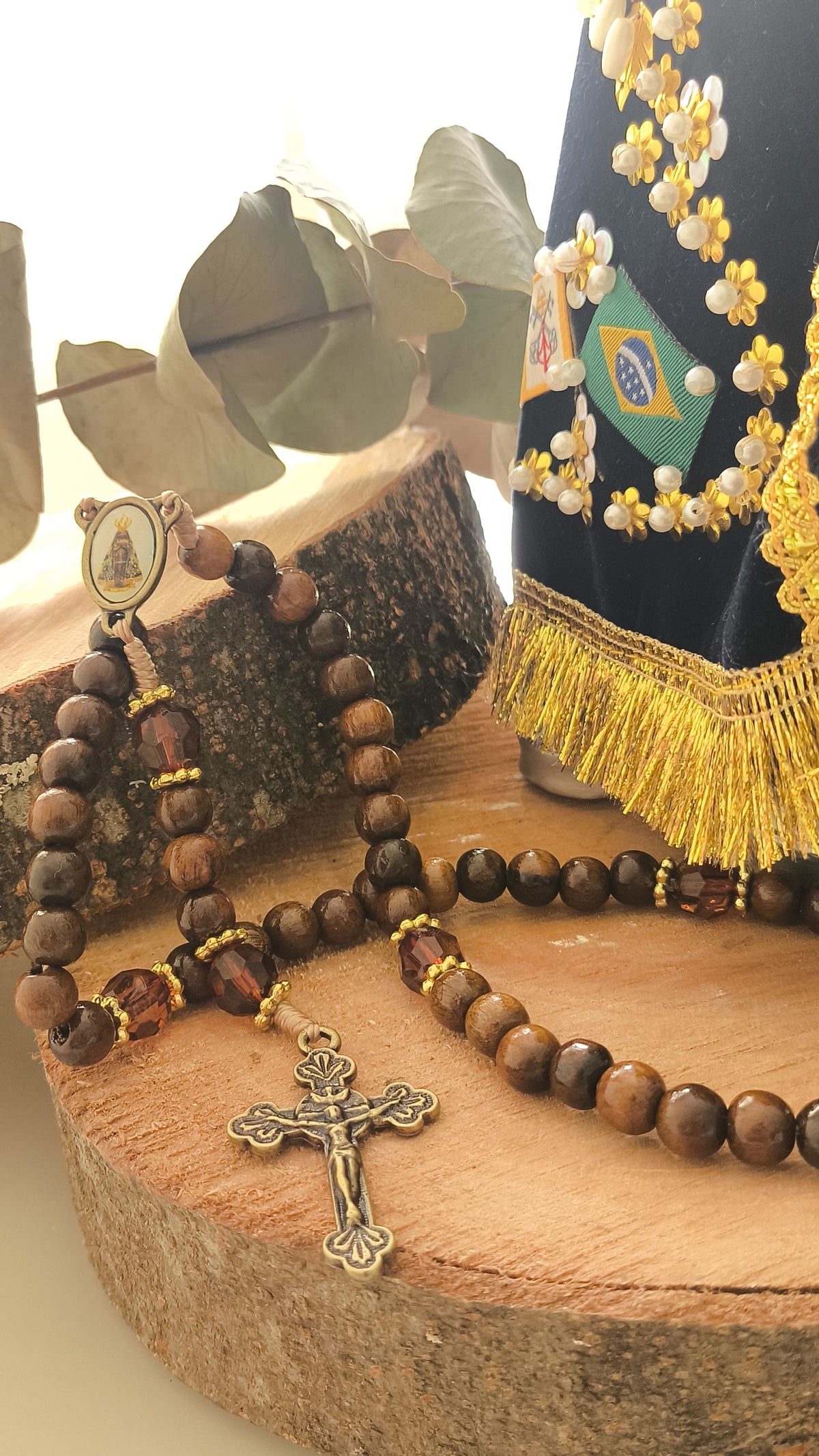 Terço de Nossa Senhora Aparecida em imbuia com Acrílico