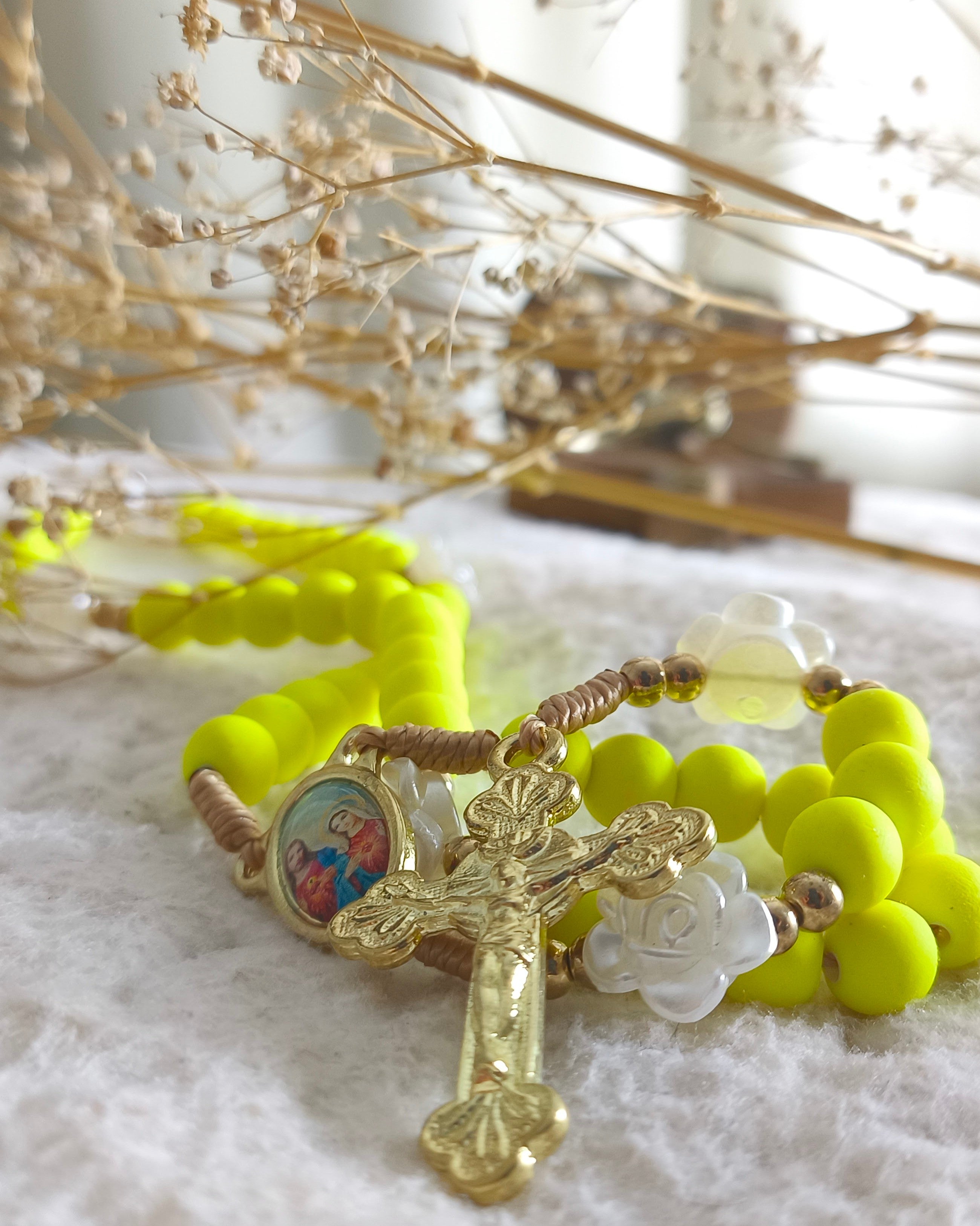 Terço Emborrachado Amarelo Sagrada Família
