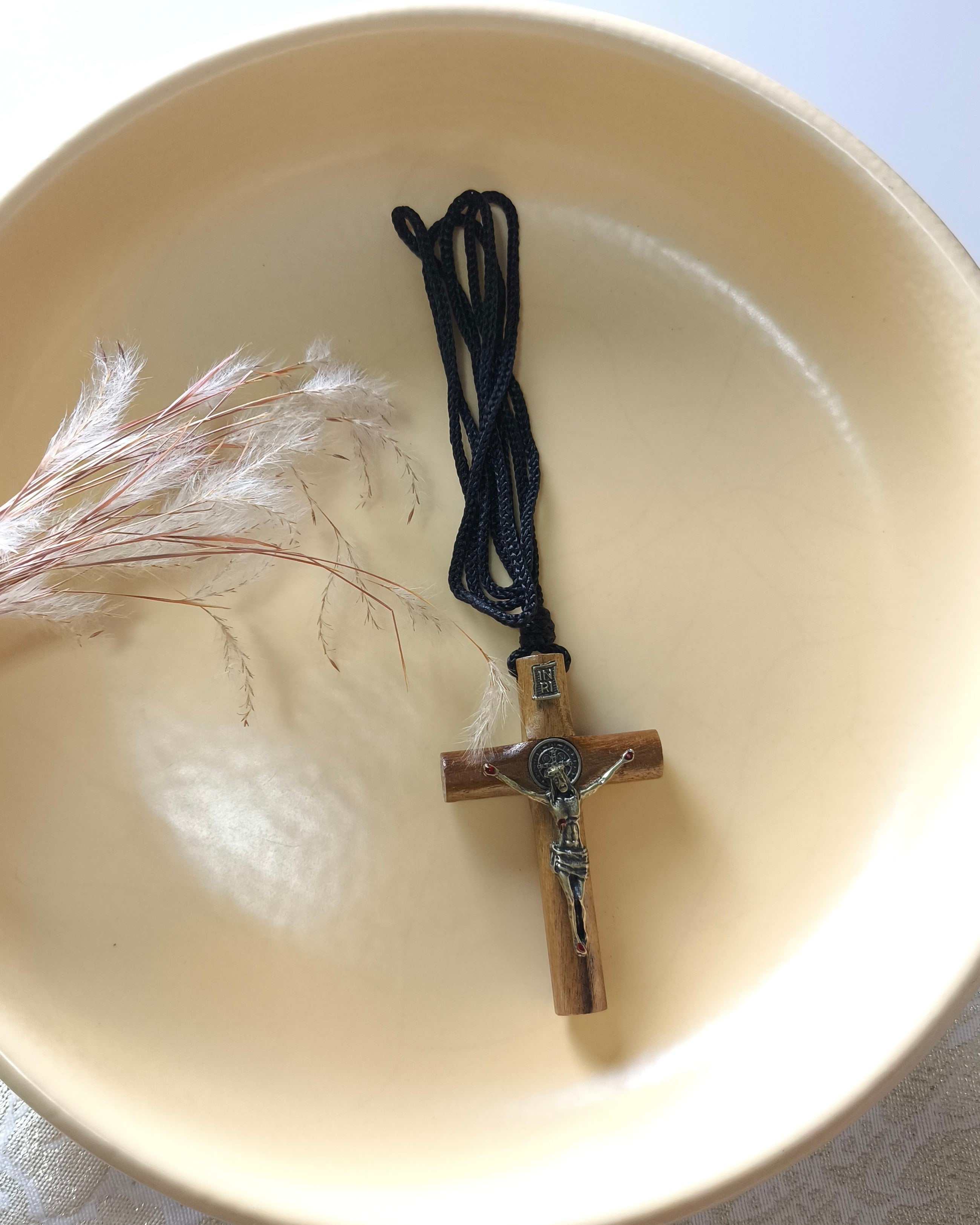 Cordão Devocional com Crucifixo em Ouro Velho e Medalha de São Bento