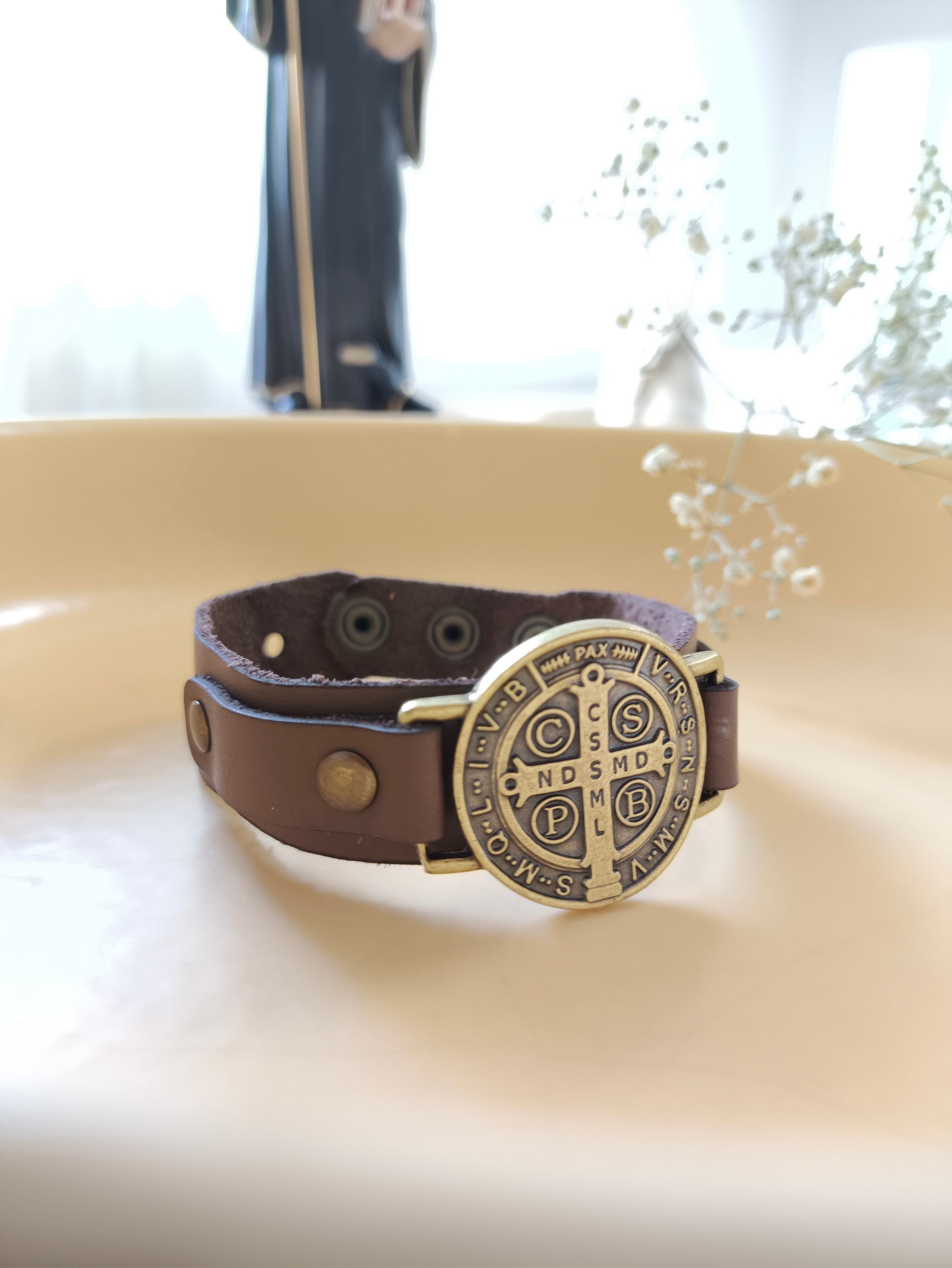 Pulseira em Couro Marrom de São Bento - Ouro Velho