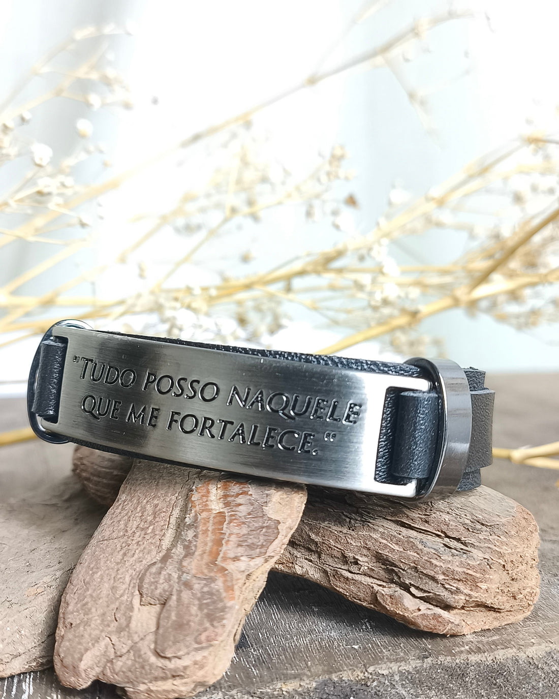 Pulseira de Couro Preta - "Tudo Posso Naquele Que Me Fortalece"