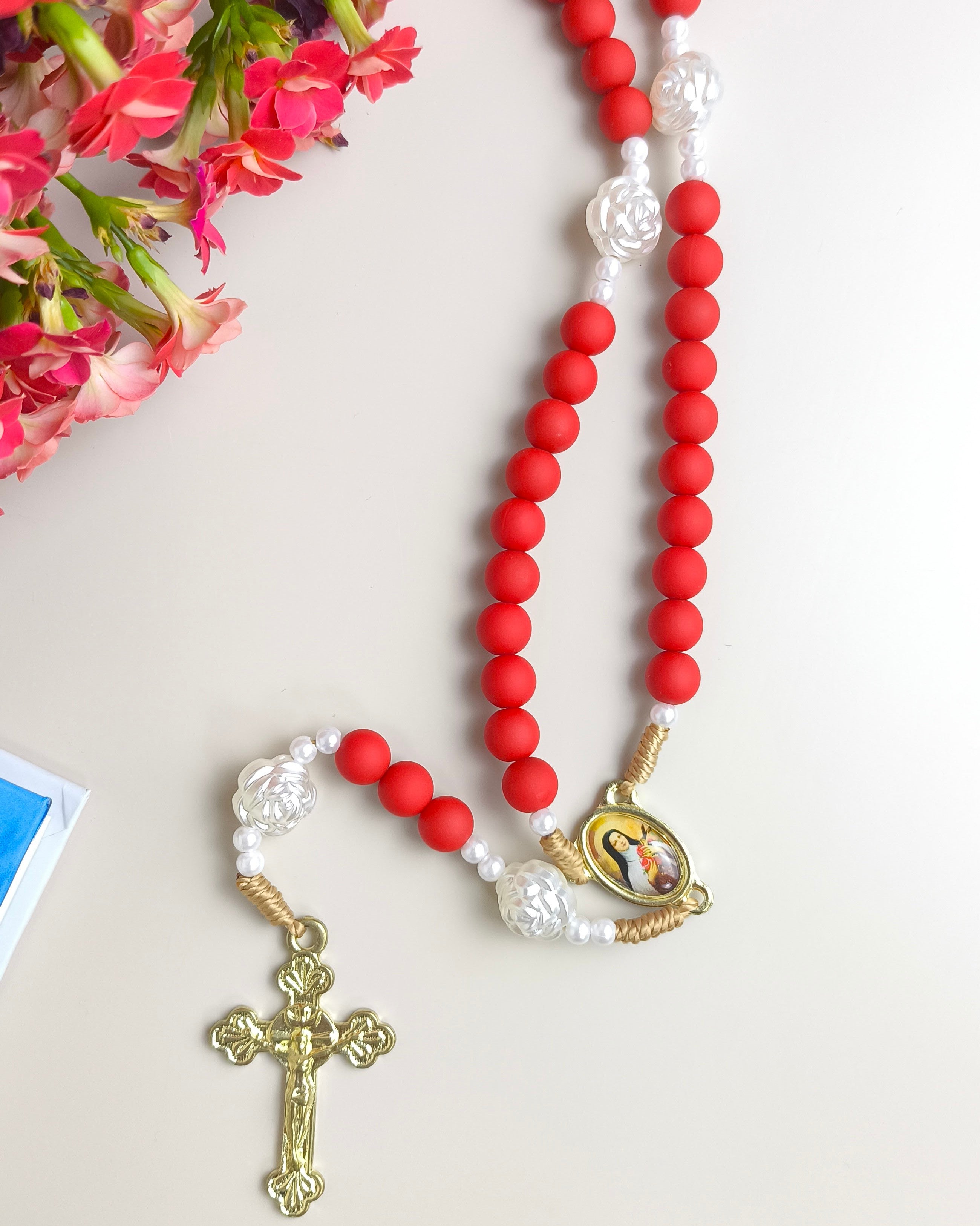 Terço de Santa Terezinha emborrachado vermelho com Folheto Novena das Rosas