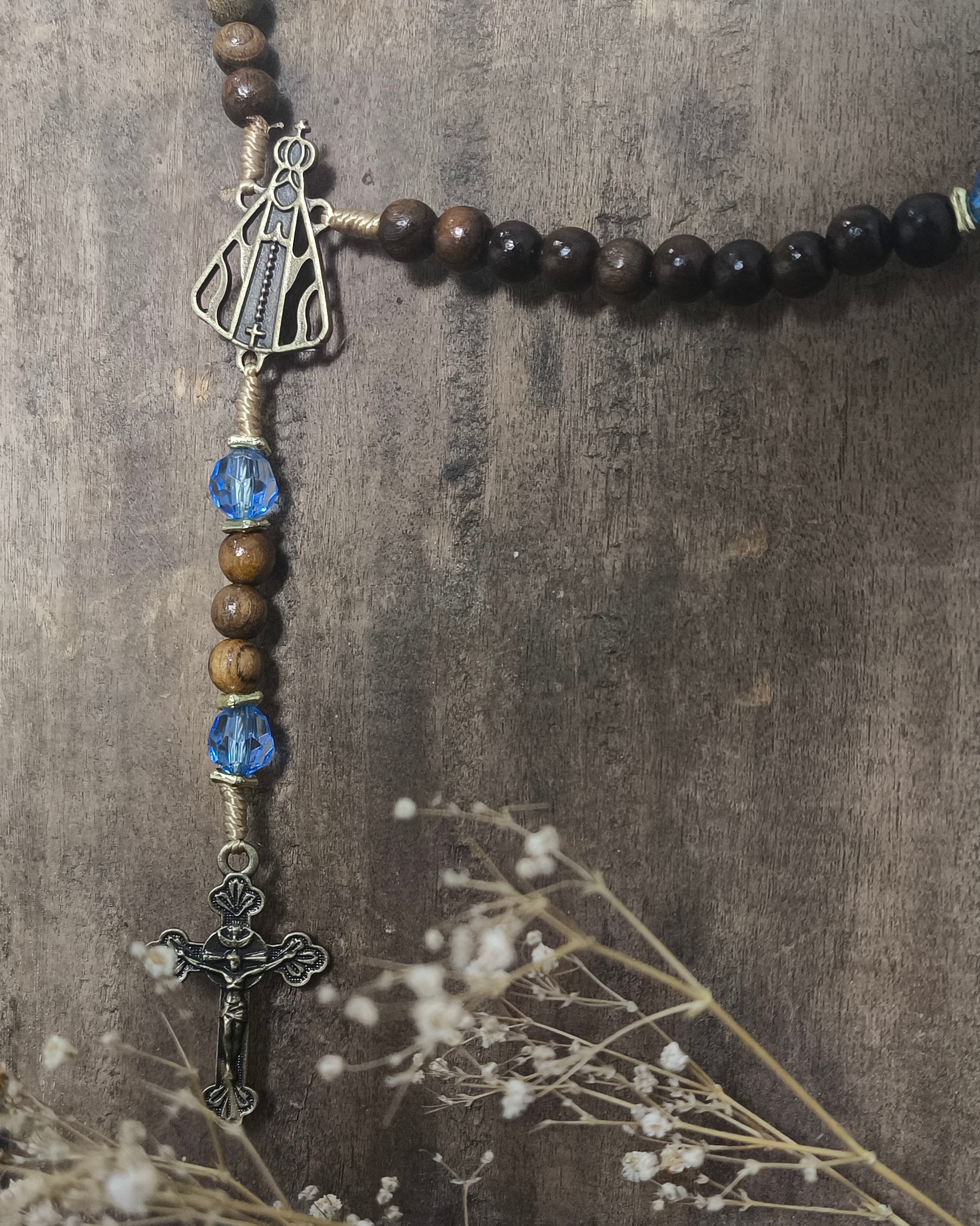 Terço de Nossa Senhora Aparecida imbuia com acrílico azul