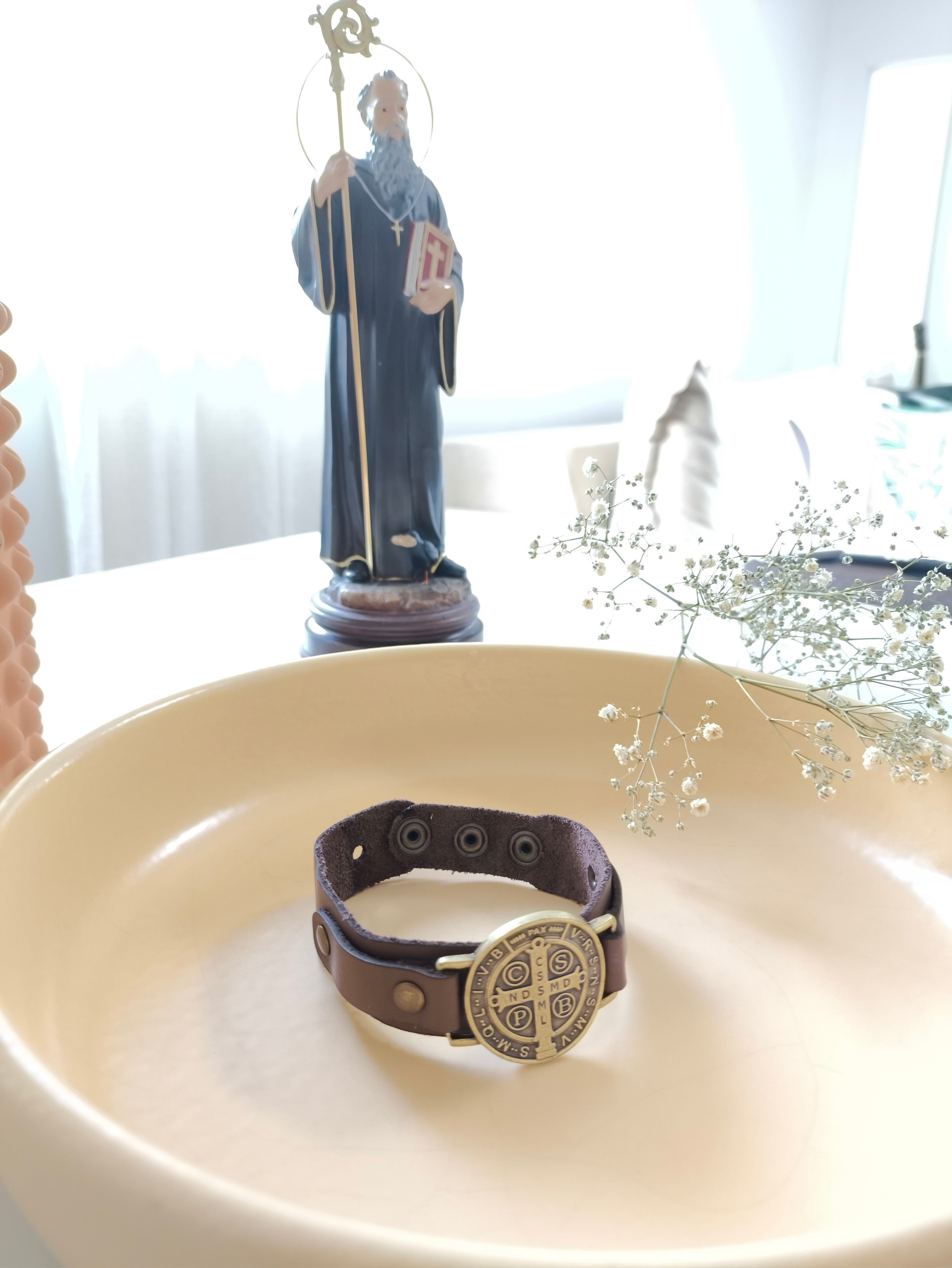Pulseira em Couro Marrom de São Bento - Ouro Velho