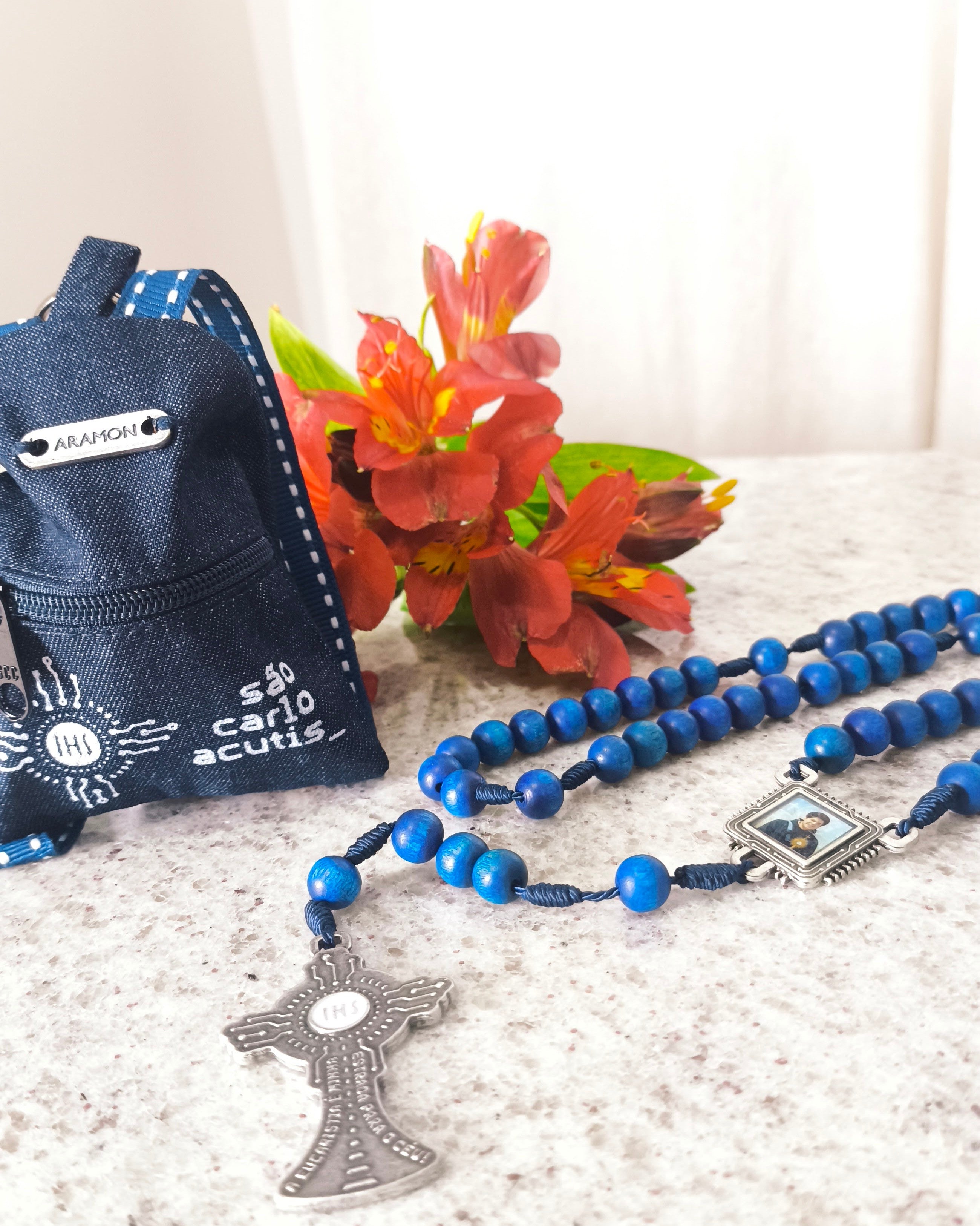 Terço São Carlo Acutis Azul em madeira com Mochila