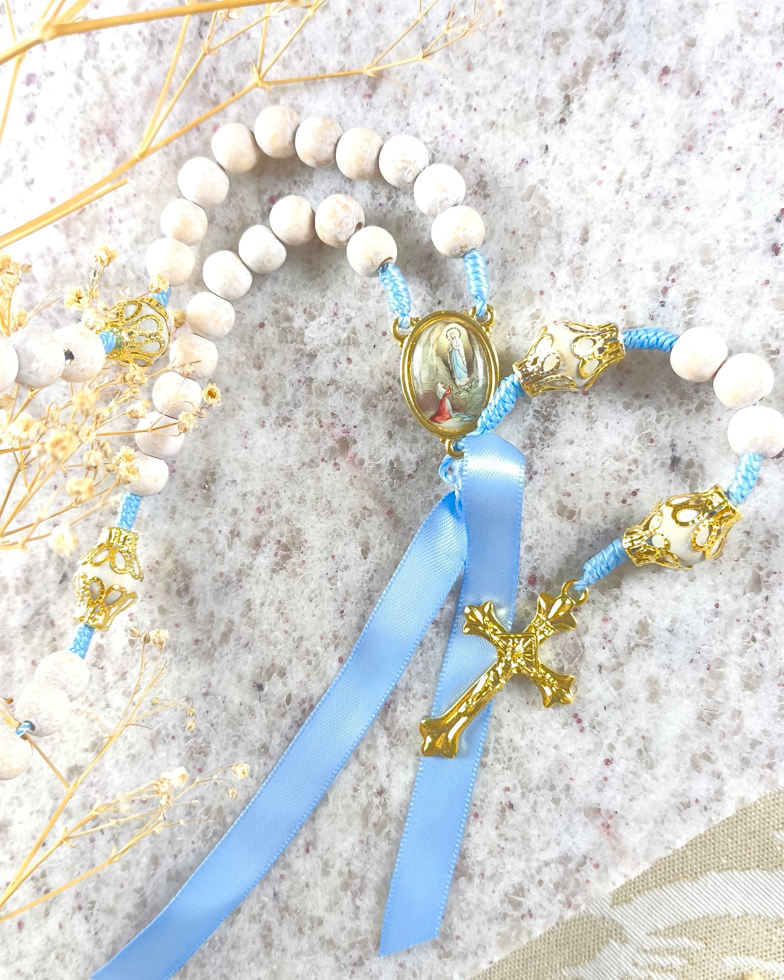 Terço de Nossa Senhora de Lourdes em dourado com fita azul