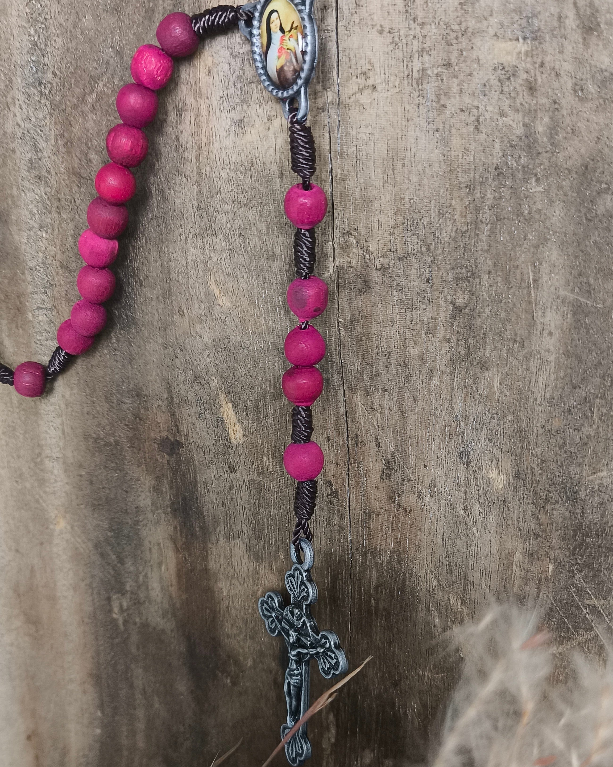 Terço das Rosas 6mm com entremeio resinado