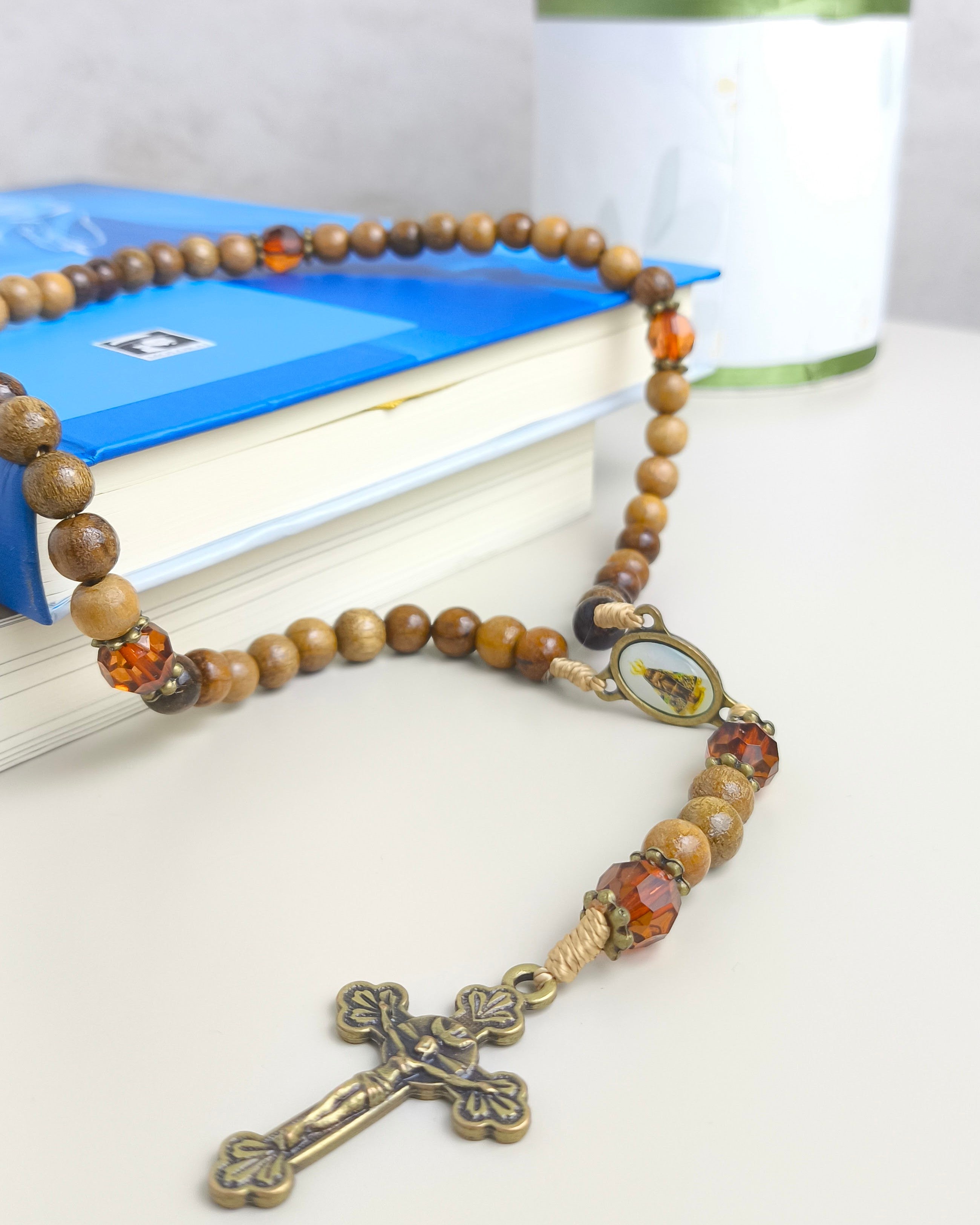 Terço de Nossa Senhora Aparecida em imbuia com Folheto