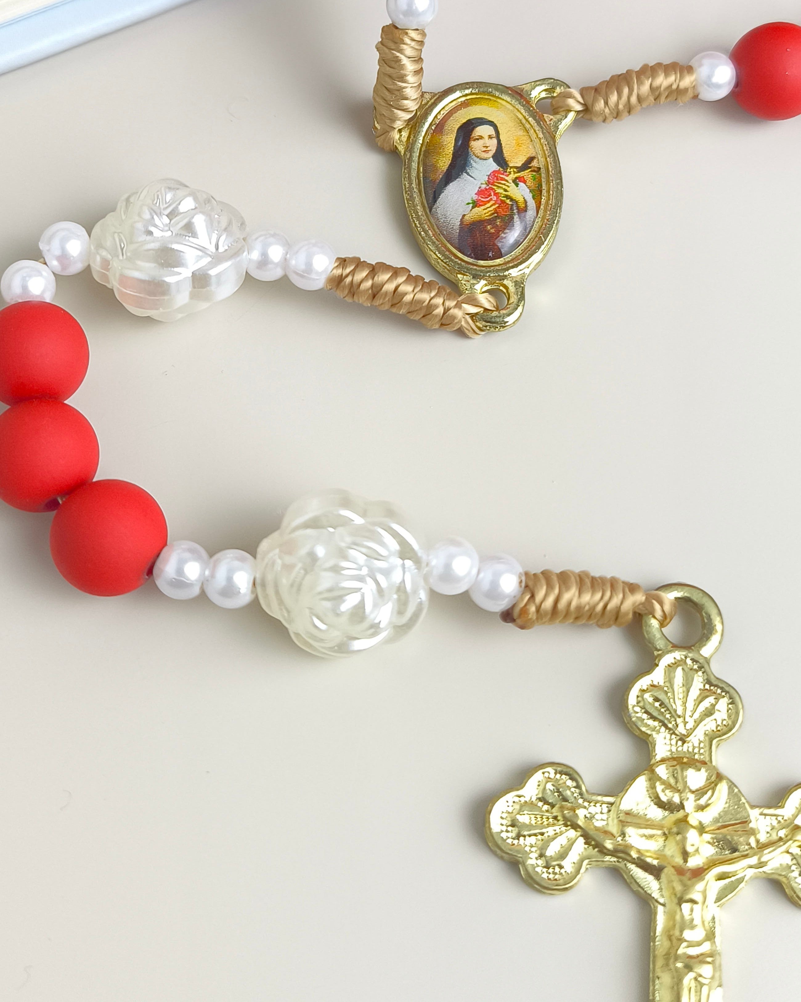 Terço de Santa Terezinha emborrachado vermelho com Folheto Novena das Rosas