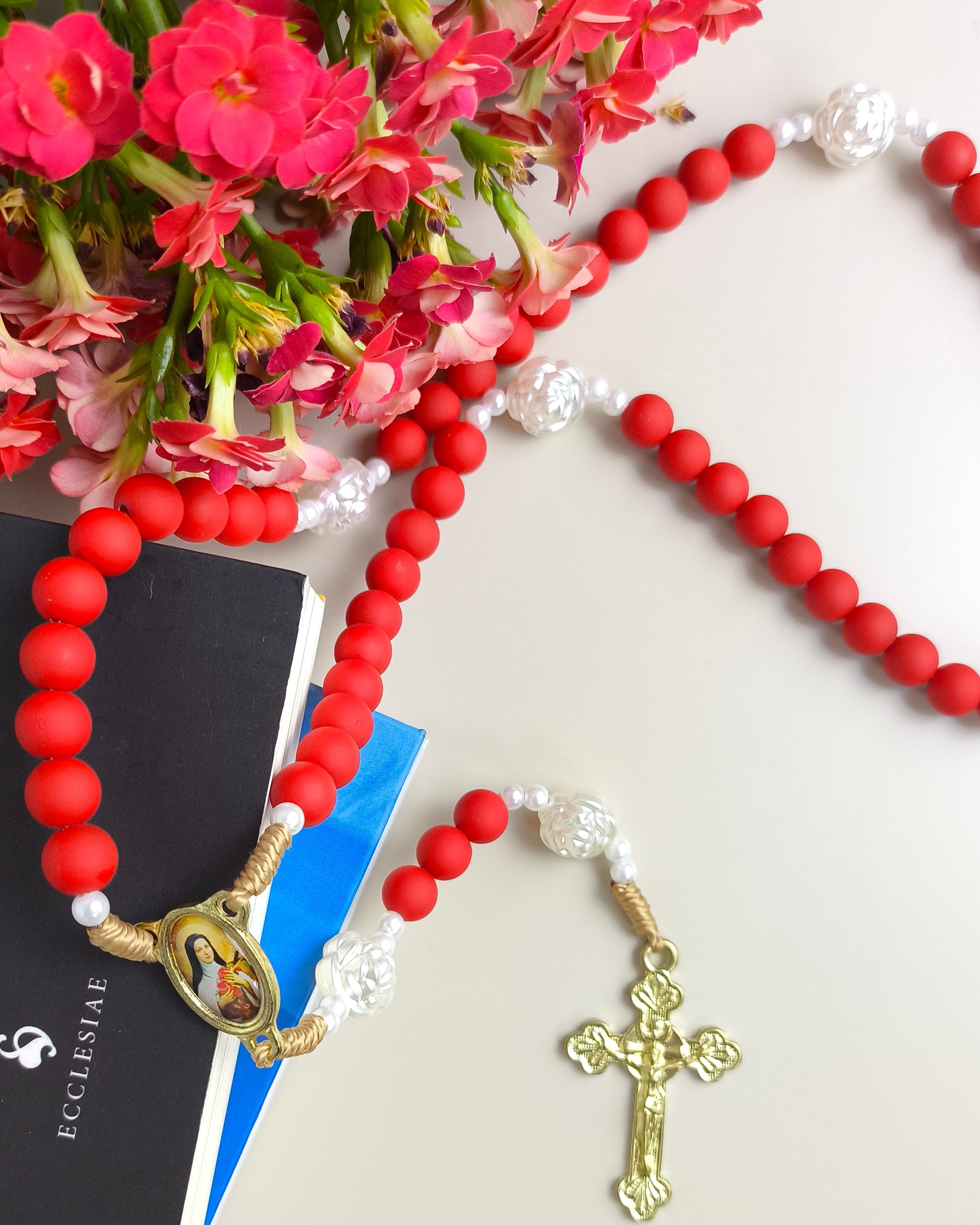 Terço de Santa Terezinha emborrachado vermelho com Folheto Novena das Rosas