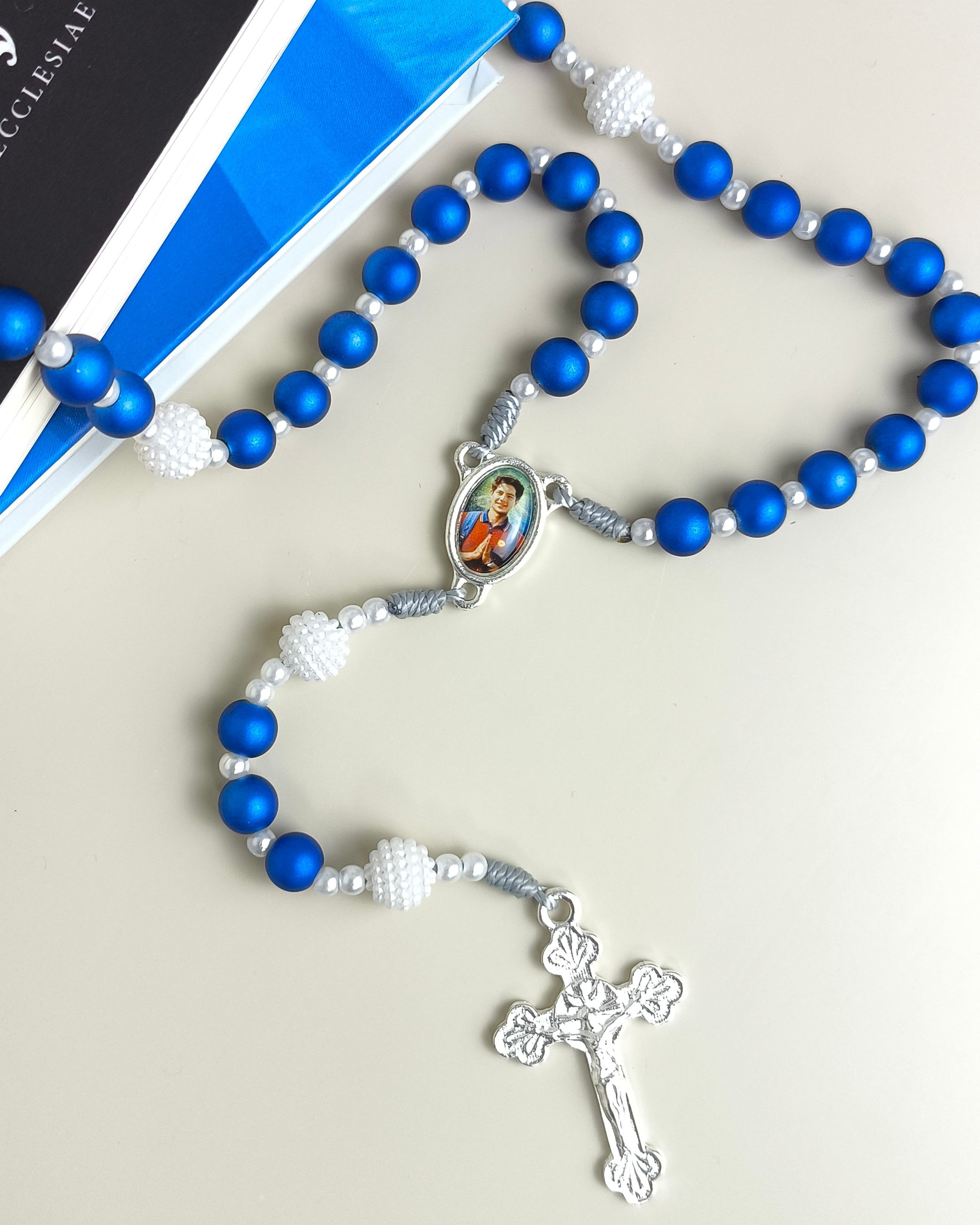 Terço Carlo Acutis azul com Folheto