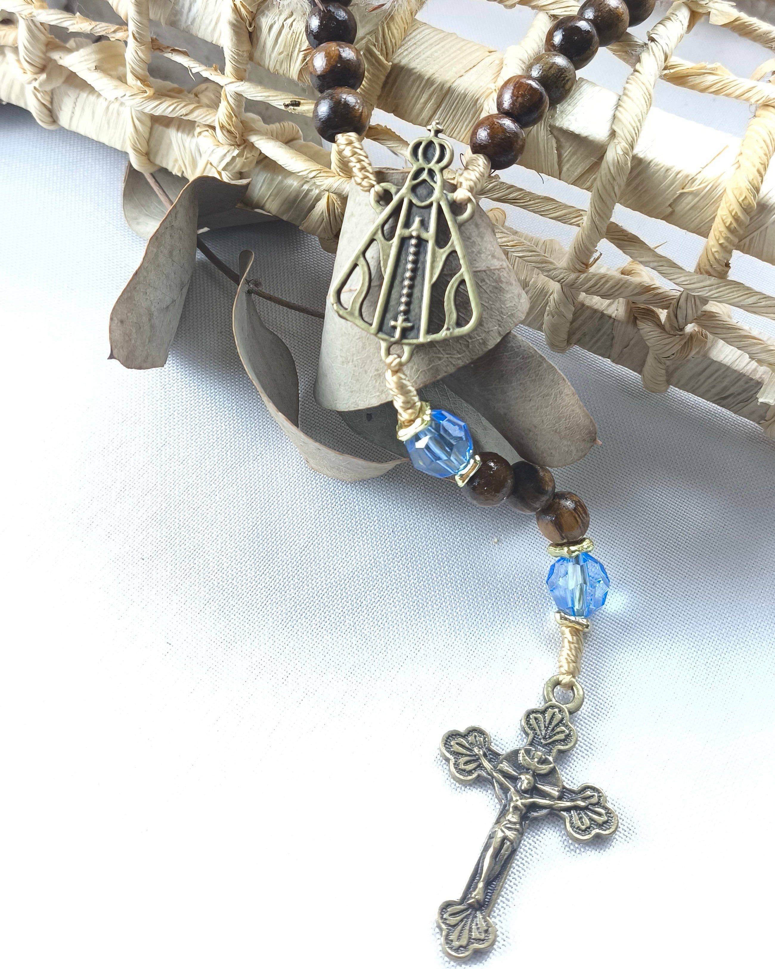 Terço de Nossa Senhora Aparecida imbuia com acrílico azul