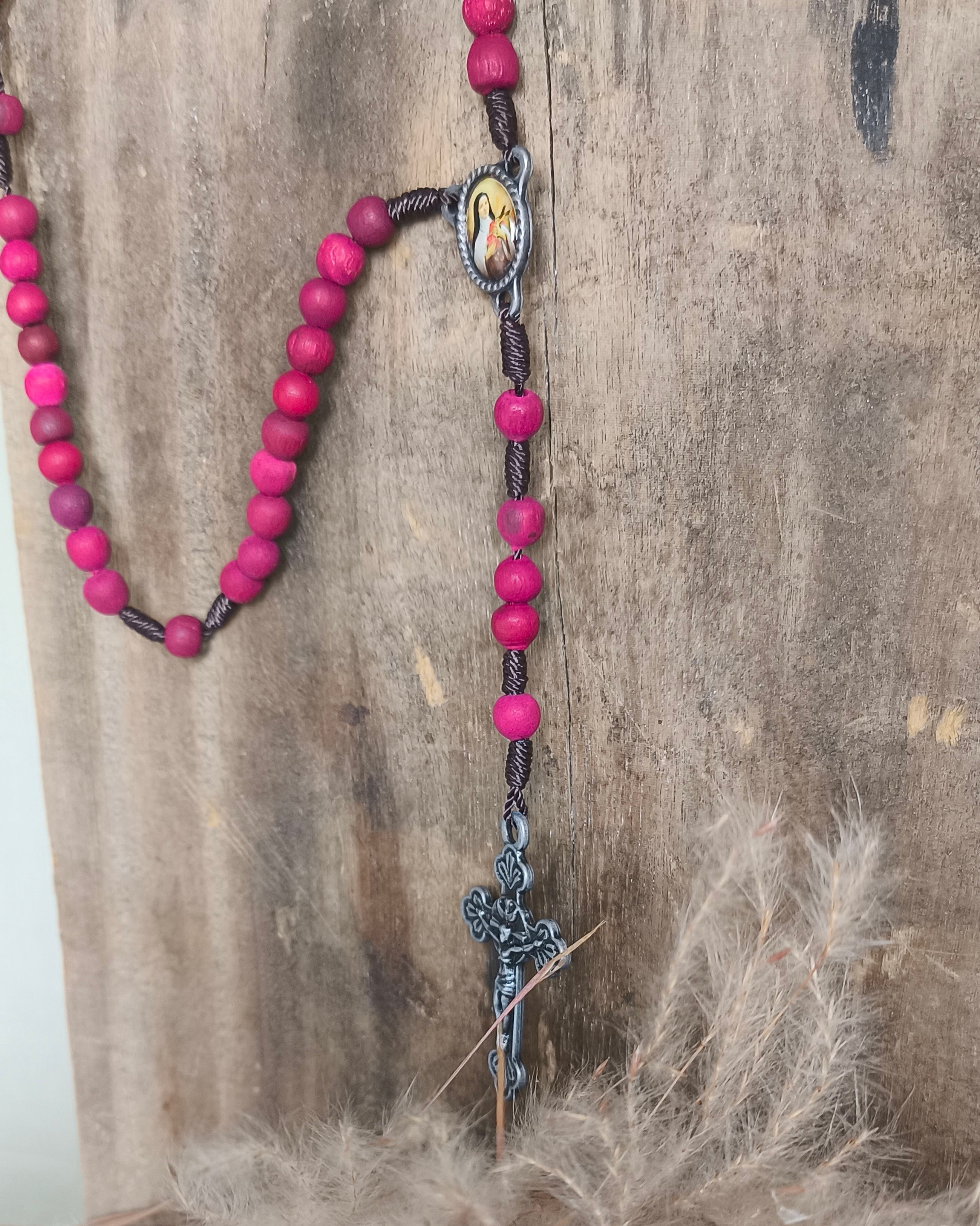 Terço das Rosas 6mm com entremeio resinado