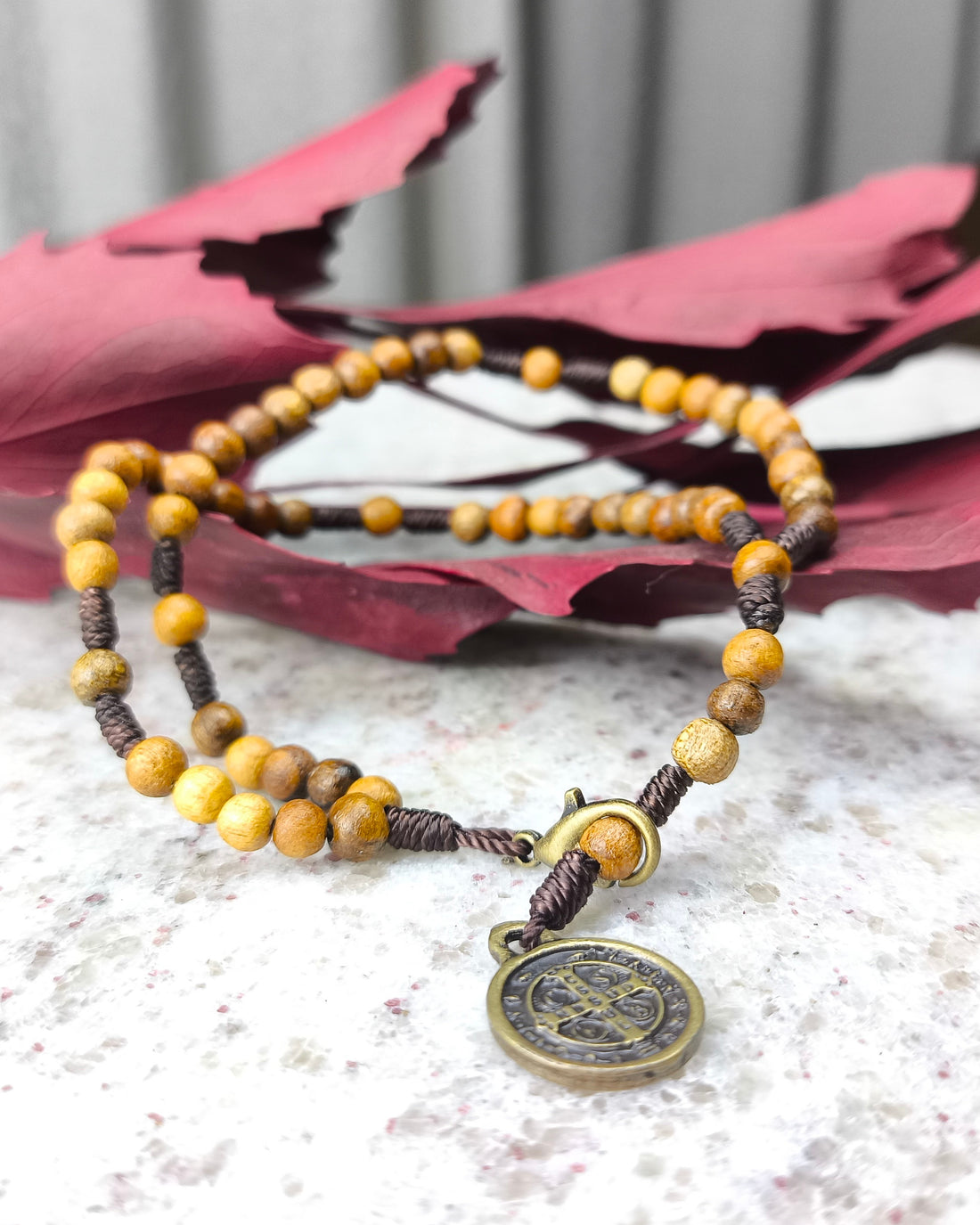 Terço de Pulso com Medalha de São Bento imbuia