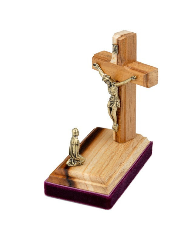 Adorno de Maria ao Pé da Cruz em madeira e metais em ouro velho