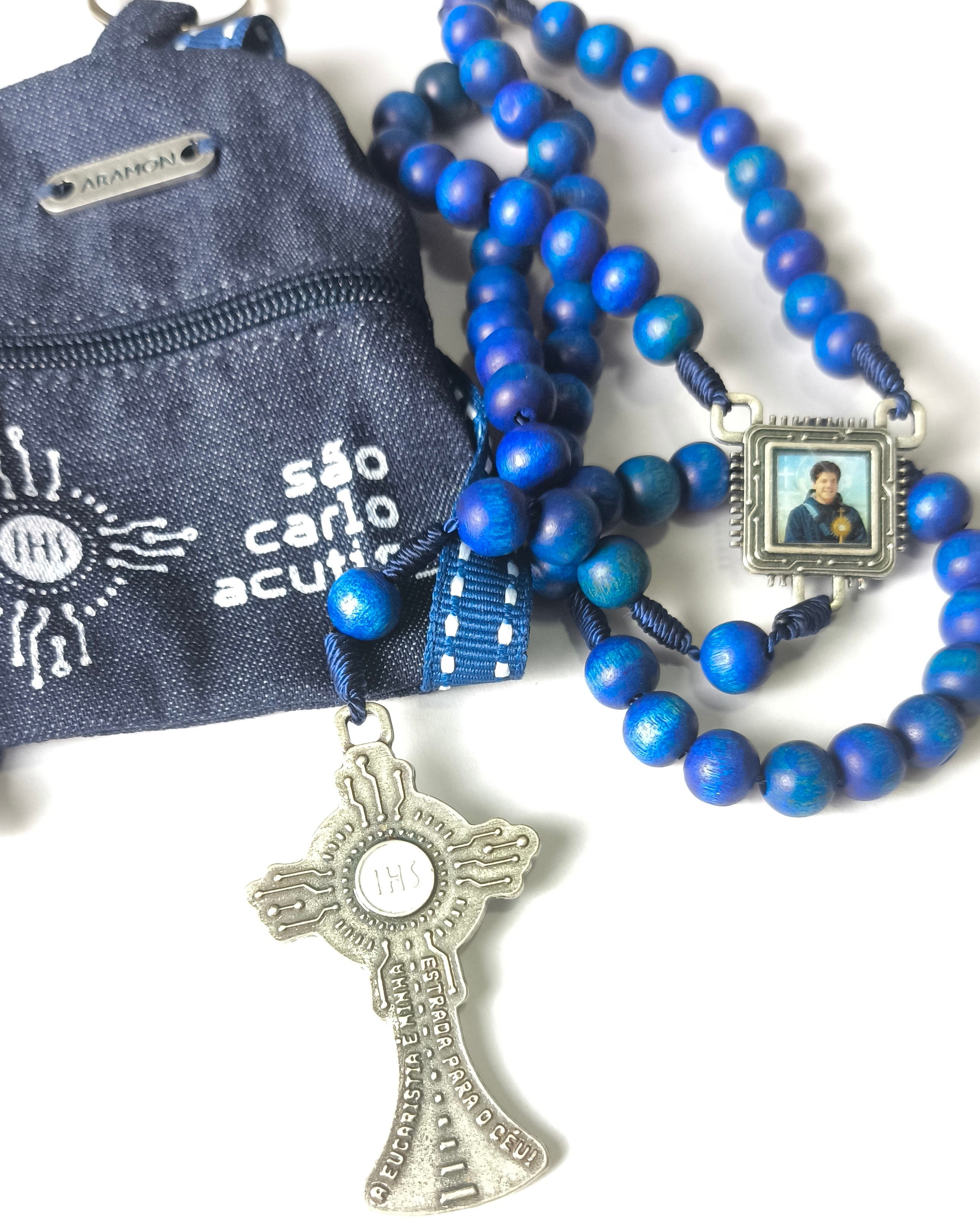 Terço São Carlo Acutis Azul em madeira com Mochila