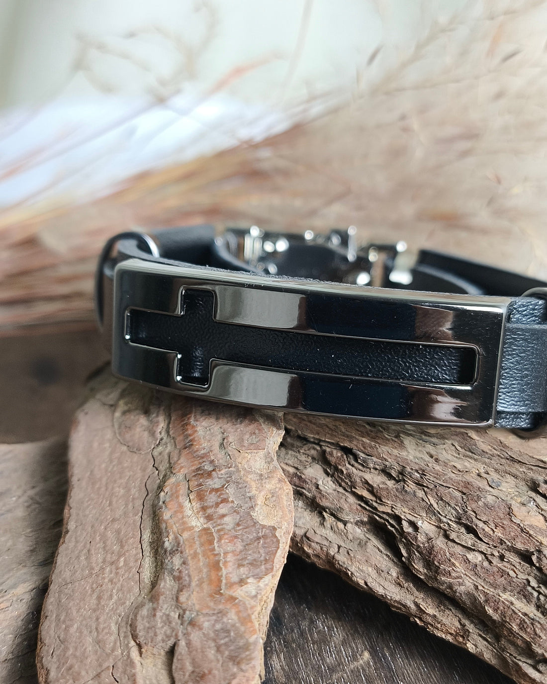 Pulseira de Couro Preta com Cruz Níquel