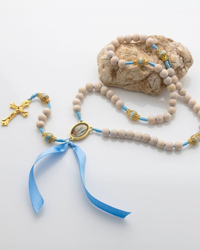 Terço de Nossa Senhora de Lourdes em dourado com fita azul